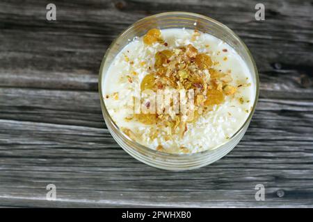 Mehalabia Muhallebi mit Milchpulver, nahöstlicher Milchpudding, der üblicherweise aus Reis, Zucker, Milch und entweder Reismehl, Stärke oder Grieß hergestellt wird Stockfoto