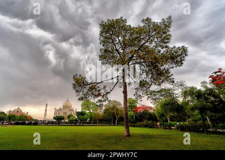 Agra, Indien. 23. April 2023. Tiefe Monsoon-Wolke über dem Taj Mahal in Agra. Das Taj Mahal ist ein Mausoleum am rechten Ufer des Flusses Yamuna - Agra, Indien, erbaut vom Mogul-Kaiser Shah Jahan zum Gedenken an seine Lieblingsfrau Mumtaz. Das Taj Mahal gilt als das beste Beispiel der Mogul-Architektur, ein Stil, der Elemente aus persischen, oman-, indischen und islamischen Architekturstilen kombiniert. Das Taj Mahal ist auf der Liste der modernen sieben Weltwunder. (Foto: Avishek das/SOPA Images/Sipa USA) Guthaben: SIPA USA/Alamy Live News Stockfoto