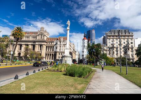 Plaza Lavalle oder Lavalle Square, drei Blocks großer Stadtpark in der Nähe des Teatro Colon in Buenos Aires, Argentinien, mit Statuen zu Ehren der Nationalhelden Stockfoto