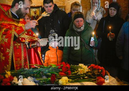 Uman, Ukraine. 30. April 2023. Enge Verwandte und Freunde nehmen an der Beerdigungszeremonie von Shulga Sofia, 11 Jahre alt, und ihrem Bruder Pisarev Kirjuscha, 17 Jahre alt, Teil, der infolge eines russischen Raketenangriffs auf ein mehrstöckiges Wohngebäude in Uman starb. (Foto: Sergei Chuzavkov/SOPA Images/Sipa USA) Guthaben: SIPA USA/Alamy Live News Stockfoto