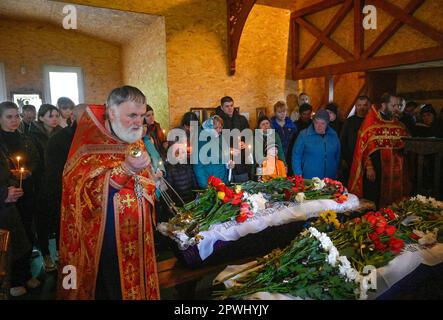 Uman, Ukraine. 30. April 2023. Die Beerdigungszeremonie für Shulga Sofia, 11 Jahre alt, und ihren Bruder Pisarev Kirjusha, 17 Jahre alt, die infolge eines russischen Raketenangriffs auf ein mehrstöckiges Wohngebäude in Uman starben, wird von Menschen besucht. Am 28. April startete die russische Armee massive Raketenangriffe auf die Ukraine. Als Folge des Bombenanschlags auf die Stadt Uman traf eine Rakete ein Wohngebäude. 23 Menschen starben, darunter 6 Kinder. 19 Menschen wurden verletzt. (Foto: Sergei Chuzavkov/SOPA Images/Sipa USA) Guthaben: SIPA USA/Alamy Live News Stockfoto