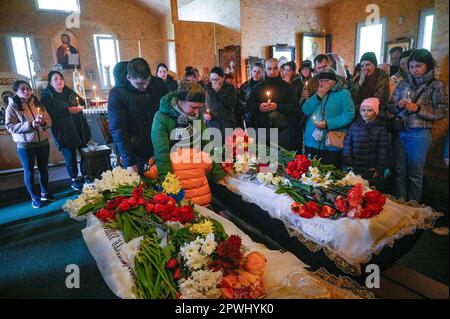 Uman, Ukraine. 30. April 2023. Enge Verwandte und Freunde nehmen an der Beerdigungszeremonie von Shulga Sofia, 11 Jahre alt, und ihrem Bruder Pisarev Kirjuscha, 17 Jahre alt, Teil, der infolge eines russischen Raketenangriffs auf ein mehrstöckiges Wohngebäude in Uman starb. Am 28. April startete die russische Armee massive Raketenangriffe auf die Ukraine. Als Folge des Bombenanschlags auf die Stadt Uman traf eine Rakete ein Wohngebäude. 23 Menschen starben, darunter 6 Kinder. 19 Menschen wurden verletzt. (Foto: Sergei Chuzavkov/SOPA Images/Sipa USA) Guthaben: SIPA USA/Alamy Live News Stockfoto