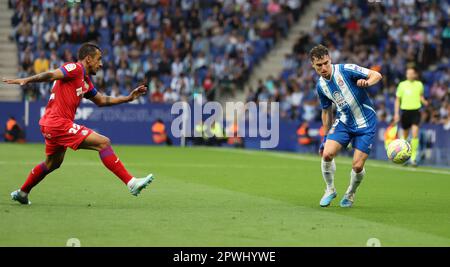 Sabadell, Barcelona, Spanien. 30. April 2023. Barcelona Spanien 21.04.2023 Adria Pedrosa (Espanyol) kontrolliert den Ball während der La Liga Santander zwischen Espanyol und Getafe CF im RCDE-Stadion am 21. April 2023 in Barcelona. (Kreditbild: © Xavi Urgeles/ZUMA Press Wire) NUR REDAKTIONELLE VERWENDUNG! Nicht für den kommerziellen GEBRAUCH! Stockfoto