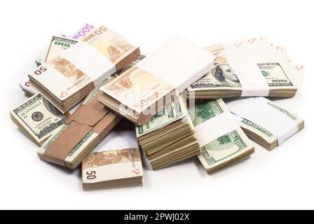 Ein Haufen Dollar. Bündel von US-Banknoten, isoliert auf weißem Hintergrund Stockfoto