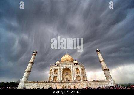 23. April 2023, Agra, Uttar Pradesh, Indien: Tiefe Monsunwolke über dem Taj Mahal in Agra. Das Taj Mahal ist ein Mausoleum am rechten Ufer des Flusses Yamuna - Agra, Indien, erbaut vom Mogul-Kaiser Shah Jahan zum Gedenken an seine Lieblingsfrau Mumtaz. Das Taj Mahal gilt als das beste Beispiel der Mogul-Architektur, ein Stil, der Elemente aus persischen, oman-, indischen und islamischen Architekturstilen kombiniert. Das Taj Mahal ist auf der Liste der modernen sieben Weltwunder. (Kreditbild: © Avishek das/SOPA Images via ZUMA Press Wire) NUR REDAKTIONELLE VERWENDUNG! Nicht für den kommerziellen GEBRAUCH! Stockfoto