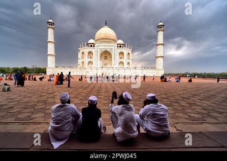 23. April 2023, Agra, Uttar Pradesh, Indien: Muslimische Besucher beobachten die Schönheit von Tajmahal, bevor der starke Regen beginnt. Das Taj Mahal ist ein Mausoleum am rechten Ufer des Flusses Yamuna - Agra, Indien, erbaut vom Mogul-Kaiser Shah Jahan zum Gedenken an seine Lieblingsfrau Mumtaz. Das Taj Mahal gilt als das beste Beispiel der Mogul-Architektur, ein Stil, der Elemente aus persischen, oman-, indischen und islamischen Architekturstilen kombiniert. Das Taj Mahal ist auf der Liste der modernen sieben Weltwunder. (Kreditbild: © Avishek das/SOPA Images via ZUMA Press Wire) EDITORIAL U Stockfoto