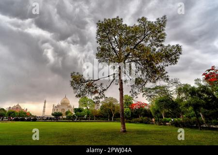 23. April 2023, Agra, Uttar Pradesh, Indien: Tiefe Monsunwolke über dem Taj Mahal in Agra. Das Taj Mahal ist ein Mausoleum am rechten Ufer des Flusses Yamuna - Agra, Indien, erbaut vom Mogul-Kaiser Shah Jahan zum Gedenken an seine Lieblingsfrau Mumtaz. Das Taj Mahal gilt als das beste Beispiel der Mogul-Architektur, ein Stil, der Elemente aus persischen, oman-, indischen und islamischen Architekturstilen kombiniert. Das Taj Mahal ist auf der Liste der modernen sieben Weltwunder. (Kreditbild: © Avishek das/SOPA Images via ZUMA Press Wire) NUR REDAKTIONELLE VERWENDUNG! Nicht für den kommerziellen GEBRAUCH! Stockfoto