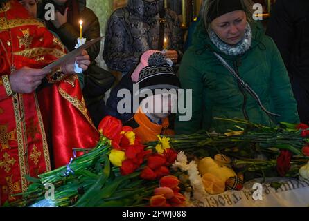 Uman, Ukraine. 30. April 2023. Enge Verwandte und Freunde nehmen an der Beerdigungszeremonie von Shulga Sofia, 11 Jahre alt, und ihrem Bruder Pisarev Kirjuscha, 17 Jahre alt, Teil, der infolge eines russischen Raketenangriffs auf ein mehrstöckiges Wohngebäude in Uman starb. (Kreditbild: © Sergei Chuzavkov/SOPA Images via ZUMA Press Wire) NUR REDAKTIONELLE VERWENDUNG! Nicht für den kommerziellen GEBRAUCH! Stockfoto