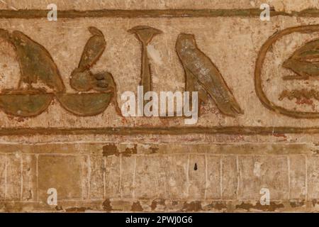 Alte ägyptische Hieroglyphen, die in die Steinmauer geschnitzt wurden Stockfoto