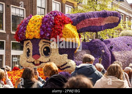 Haarlem, Niederlande-23. April 2023: Hase in einer Blütenmütze. Prozession von Blumenkompositionen. Bloemencorso Bollenstreek Blumenparade Keukenhof Stockfoto