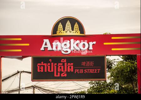 Dreisprachige Angkor Bier Torbogen am Beginn der "Pub Street", Sihanoukville, Kampong Som, Kambodscha. Kredit: Kraig Lieb Stockfoto