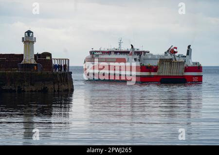 Ardrossan, Schottland, Großbritannien. 30. April 2023 Die Passagierfähre des Katamarans MV Alfred grenzt während ihrer Seeversuche an das Fährterminal Ardrossan Stockfoto