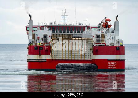 Ardrossan, Schottland, Großbritannien. 30. April 2023 Die Passagierfähre des Katamarans MV Alfred grenzt während ihrer Seeversuche an das Fährterminal Ardrossan Stockfoto