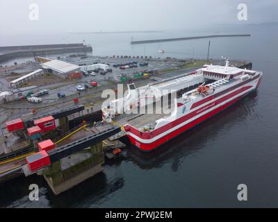 Ardrossan, Schottland, Großbritannien. 30. April 2023 Die Passagierfähre des Katamarans MV Alfred grenzt während ihrer Seeversuche an das Fährterminal Ardrossan Stockfoto