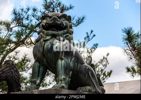 Miyajima, Japan, 31. Dezember 2019. Nahaufnahme einer Statue im berühmten Miyajima-Tempelkomplex in der Nähe von Hirsoshima. Stockfoto