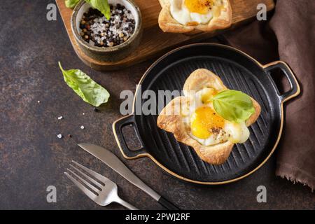 Rührei in Blätterteig mit Käse und Speck auf einem Steinteller. Frühstücksidee, Snacks. Speicherplatz kopieren. Stockfoto