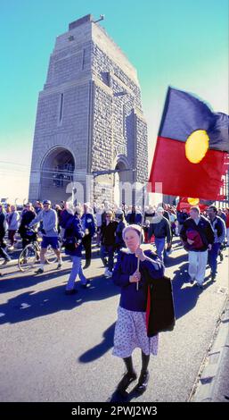 Eine Frau mit einheimischer Flagge auf der Sydney Harbour Bridge am 28. Mai 2000 im Rahmen der „Corroboree 2000“-Veranstaltung, bei der 250.000 Personen über Australiens berühmte und berühmte Brücke gingen. Stockfoto