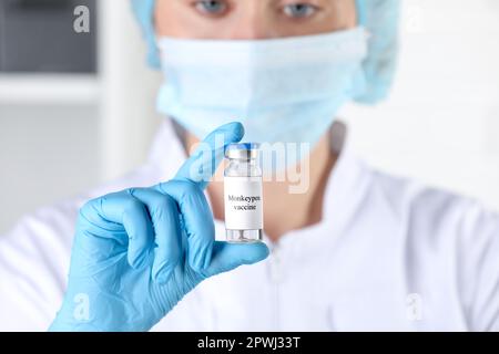 Krankenschwester mit Glasfläschchen Affen-Pocken-Impfstoff im Krankenhaus, Fokus auf Hand Stockfoto