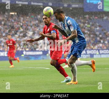 Sabadell, Barcelona, Spanien. 30. April 2023. JOSELU SANMARTIN von Espanyol und DAMIAN SUAREZ kämpfen um den Ball während ihrer Liga-Matchup in der La Liga im RCDE Stadium Barcelona. (Kreditbild: © Xavi Urgeles/ZUMA Press Wire) NUR REDAKTIONELLE VERWENDUNG! Nicht für den kommerziellen GEBRAUCH! Stockfoto