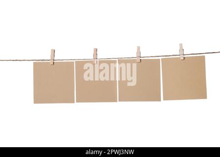 Kleidung mit leeren Notizbüchern auf Schnur vor weißem Hintergrund. Platz für Text Stockfoto