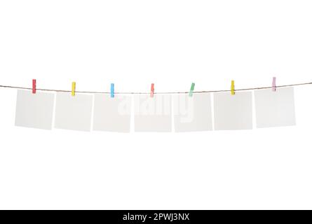 Kleidung mit leeren Notizbüchern auf Schnur vor weißem Hintergrund. Platz für Text Stockfoto