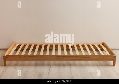 Bettgestell aus Holz auf dem Boden des Zimmers Stockfoto
