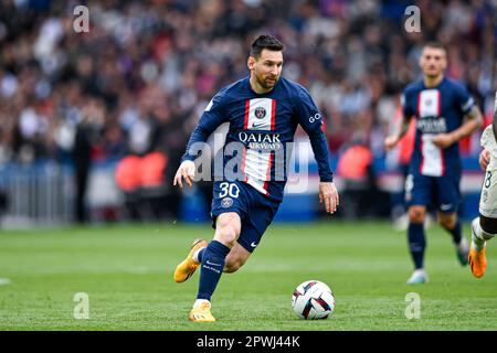 Paris, Frankreich. 30. April 2023. Leo Lionel Messi beim Fußballspiel Ligue 1 Uber zwischen dem FC Lorient und Paris Saint Germain (PSG) am 30. April 2023 im Parc des Princes Stadion in Paris, Frankreich. Foto von Victor Joly/ABACAPRESS.COM Kredit: Abaca Press/Alamy Live News Stockfoto