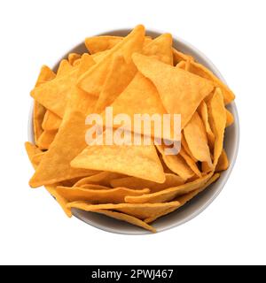 Tortilla-Chips (Nachos) in Schüssel auf weißem Hintergrund, Draufsicht Stockfoto