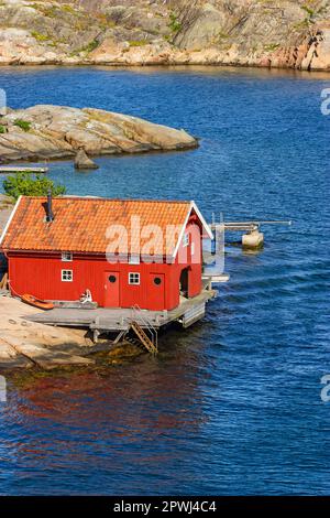 Rotes Bootshaus am Strand am Meer Stockfoto