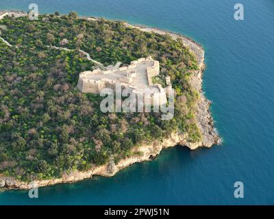 LUFTAUFNAHME. Schloss Porto Palermo. Kreis Vlorë, Albanien. Stockfoto