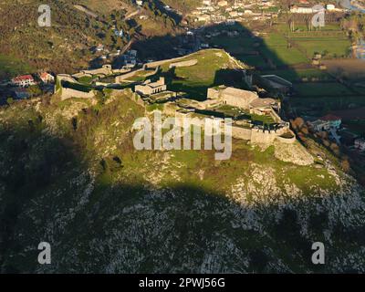 LUFTAUFNAHME. Schloss Rozafa im Abendlicht. Shkodër, Kreis Shkodër, Albanien. Stockfoto