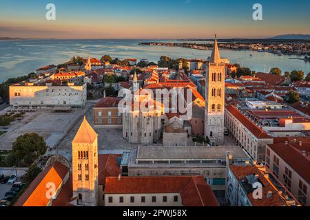 Zadar, Kroatien - aus der Vogelperspektive auf die Altstadt von Zadar an der Adria mit der Kirche St. Donatus und die Kathedrale von St. Anastasia und blauer Himmel Stockfoto