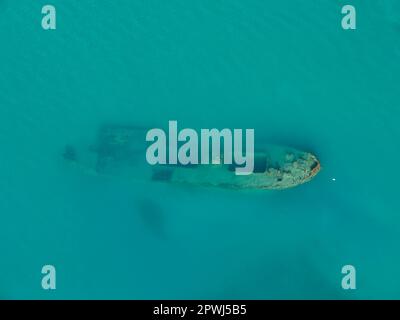 LUFTAUFNAHME. Schiffbruch in der Bucht von Vlorë. Kreis Vlorë, Albanien. Stockfoto