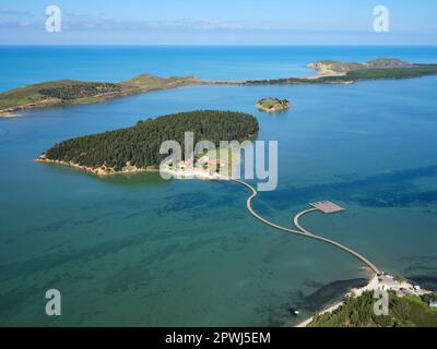 LUFTAUFNAHME. St-Mary Kloster auf einer Insel, die über eine Fußgängerbrücke erreichbar ist. Zvërnec, Kreis Vlorë, Albanien. Stockfoto