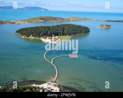 LUFTAUFNAHME. St-Mary Kloster auf einer Insel, die über eine Fußgängerbrücke erreichbar ist. Zvërnec, Kreis Vlorë, Albanien. Stockfoto