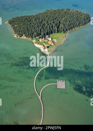 LUFTAUFNAHME. St-Mary Kloster auf einer Insel, die über eine Fußgängerbrücke erreichbar ist. Zvërnec, Kreis Vlorë, Albanien. Stockfoto