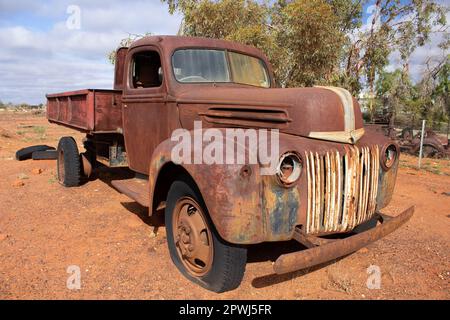 Der alte rostige Truck parkte auf einer Koppel. Stockfoto