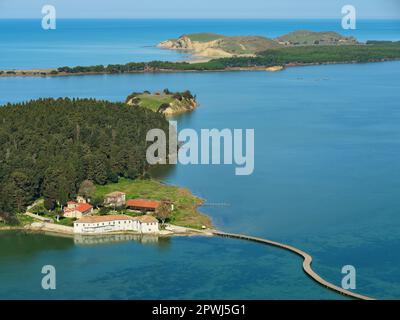 LUFTAUFNAHME. St-Mary Kloster auf einer Insel, die über eine Fußgängerbrücke erreichbar ist. Zvërnec, Kreis Vlorë, Albanien. Stockfoto