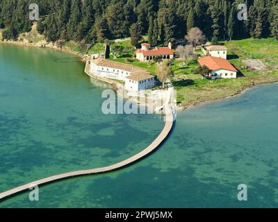 LUFTAUFNAHME. St-Mary Kloster auf einer Insel, die über eine Fußgängerbrücke erreichbar ist. Zvërnec, Kreis Vlorë, Albanien. Stockfoto