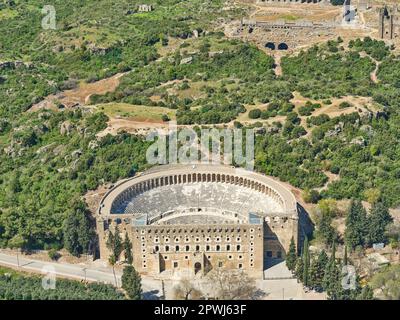 LUFTAUFNAHME. Das römische Theater von Aspendos. Provinz Antalya, Türkei. Stockfoto