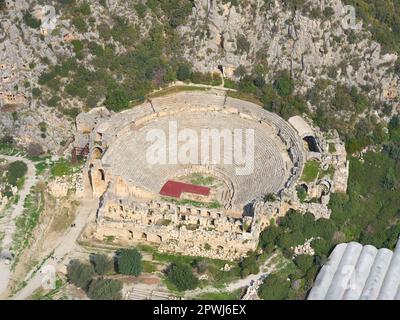 LUFTAUFNAHME. Griechisch-römisches Theater von Myra. Alakent, Provinz Antalya, Türkei. Stockfoto