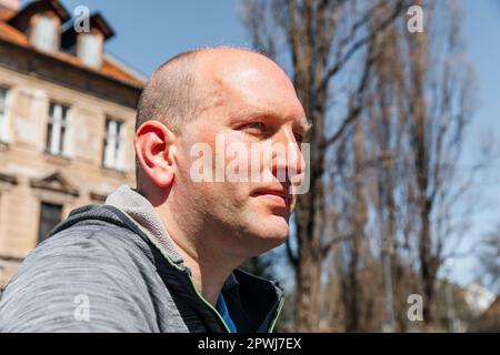 Porträt eines gutaussehenden Hipstermannes. Ein Mann in einer großen Stadt auf der Straße, ein Lebensstil-Konzept Stockfoto