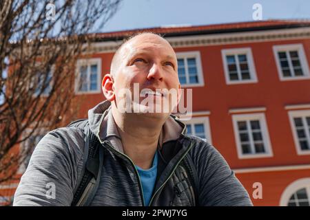 Porträt eines gutaussehenden Hipstermannes. Ein Mann in einer großen Stadt auf der Straße, ein Lebensstil-Konzept Stockfoto