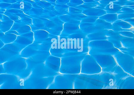 Textur von Wasser im Schwimmbad für Hintergrund. Oberfläche des blauen Swimmingpools Stockfoto