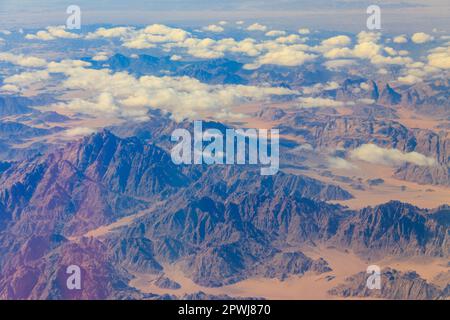 Blick auf die Berge des Sinai und die Wüste in Ägypten. Blick aus einem Flugzeug Stockfoto