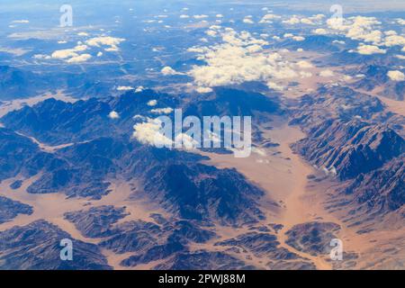 Blick auf die Berge des Sinai und die Wüste in Ägypten. Blick aus einem Flugzeug Stockfoto