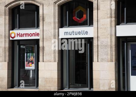 Bordeaux , Aquitaine France - 04 17 2023 : Harmonie Mutuelle Textzeichen und Markenlogo am Fassadeneingang Französische Agentur für Gegenseitigkeit Stockfoto