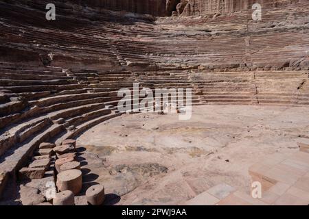 Petra Theater, eine Nabataean Amphitheater Ruine in Wadi Musa, Jordan Sitzbereich oder Stände Stockfoto