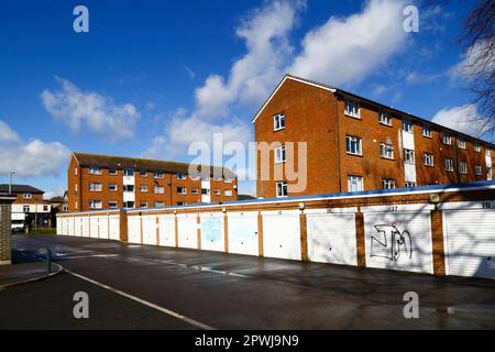 1960er historische Wohnungen und Garagen für Parkplätze neben dem neuen Southborough Hub im Stadtzentrum, Southborough, Kent Stockfoto