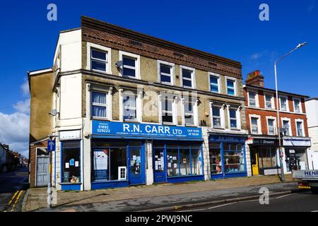 R N Carr Ltd, ein seit langem etablierter, familienbetriebener Eisenwarenladen in der High Street, Southborough, Kent Stockfoto